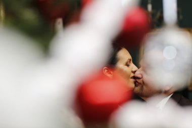 Güzel çift ayıklayacaktır sevgi dolu