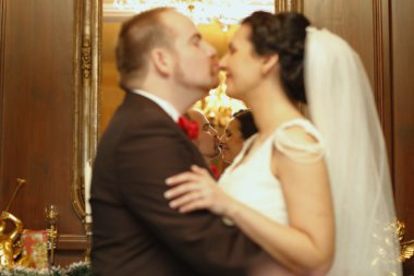 Güzel çift ayıklayacaktır sevgi dolu