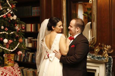 Güzel çift ayıklayacaktır sevgi dolu