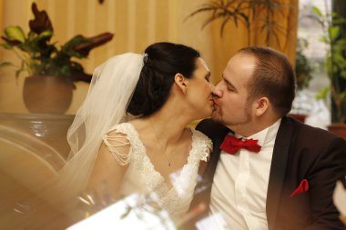 Güzel çift ayıklayacaktır sevgi dolu