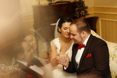 Güzel çift ayıklayacaktır sevgi dolu