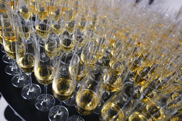 Mnoho skleničky v řadě na svatební hostinu — Stock fotografie