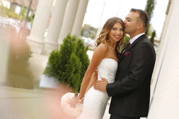 Beautiful bridal couple celebrating their wedding — Stock Photo, Image