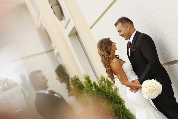 Schönes Brautpaar feiert Hochzeit — Stockfoto