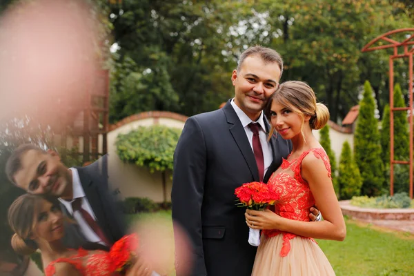 Vackra brudpar som firar deras bröllop — Stockfoto
