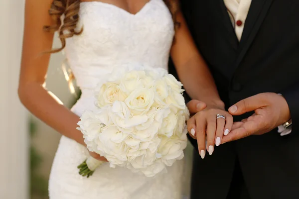 Schönes Brautpaar Händchen haltend am Hochzeitstag — Stockfoto