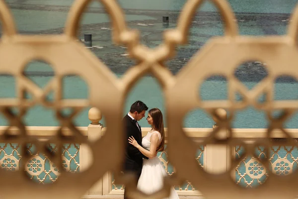 Bruid en bruidegom omarmen in Dubai — Stockfoto