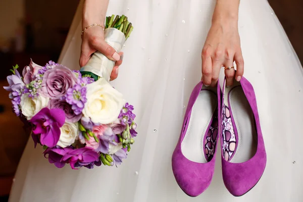 Bruid holding schoenen en kleurrijk boeket — Stockfoto