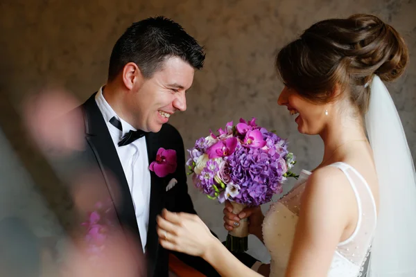 Düğün gününde kucaklayan güzel gelin Çift