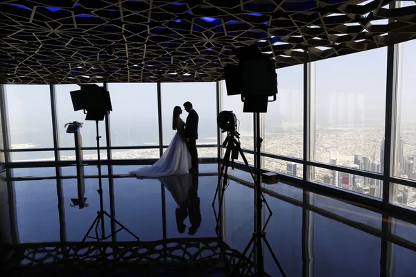 Bruid en bruidegom boven stadsgezicht — Stockfoto