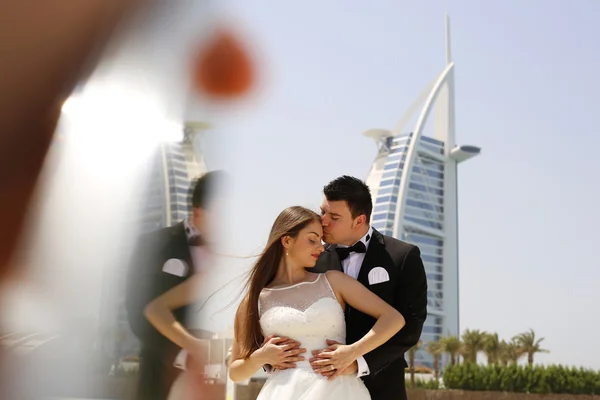 Bruden och brudgummen embracing utanför — Stockfoto
