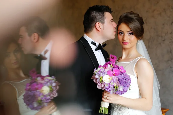 Bella coppia di sposi che si abbraccia il giorno del matrimonio — Foto Stock