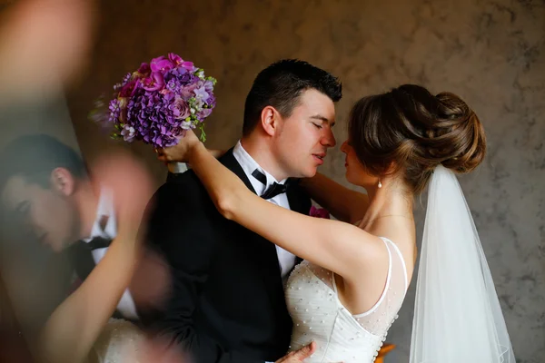 Vackra brudparet övergripande på bröllopsdag — Stockfoto