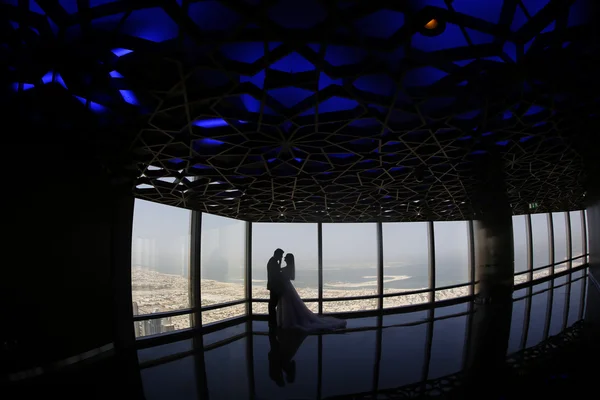 Наречений і наречена вище Дубаї міський пейзаж — стокове фото