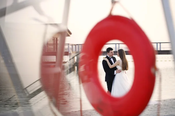 Belo casal nupcial abraçando perto da praia — Fotografia de Stock