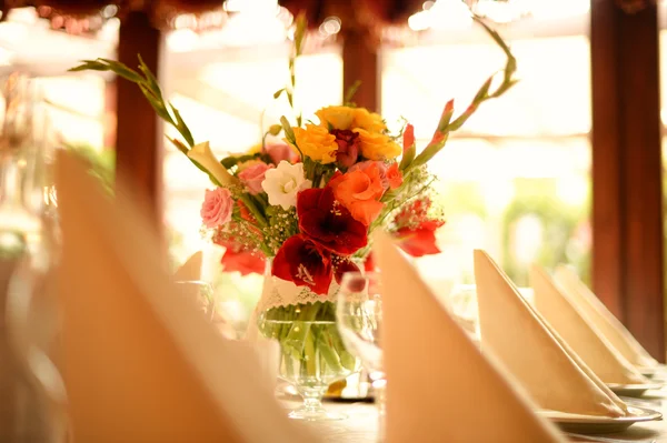Красивый цветочный свадебный декор с избирательным фокусом — стоковое фото