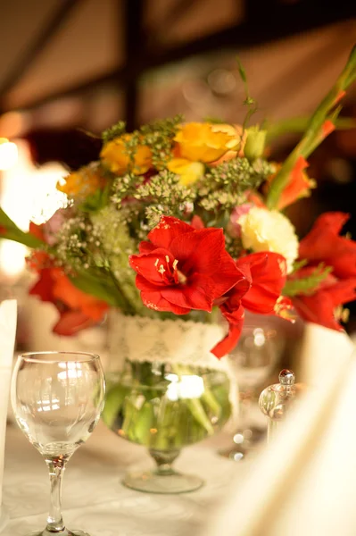 Ozdoba piękny kwiatowy ślub z selektywnej ostrości — Zdjęcie stockowe