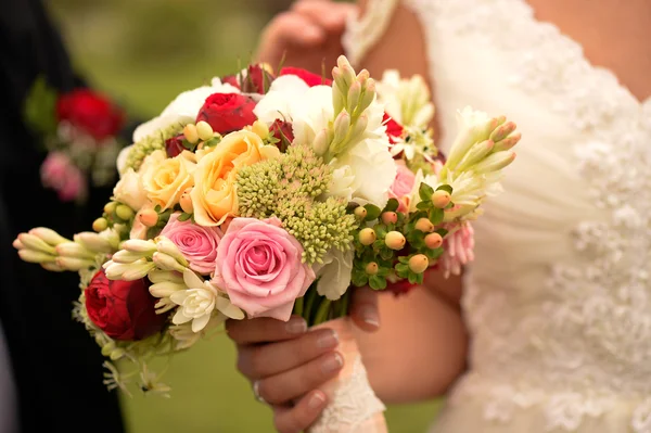 Bouquet de mariage avec accent sélectif — Photo