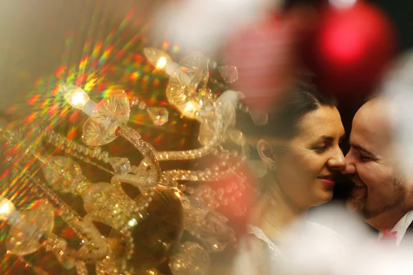 Güzel çift ayıklayacaktır sevgi dolu