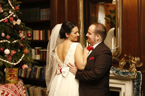 Güzel çift ayıklayacaktır sevgi dolu