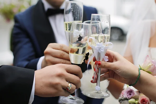 Sposi con champagne — Foto Stock