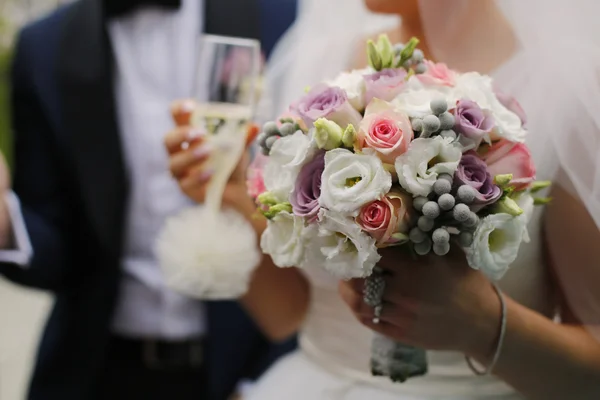 Sposi con champagne — Foto Stock