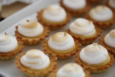 Düğün için tatlı masası.