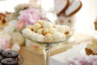 Düğün için tatlı masası.