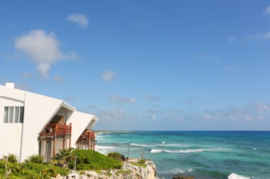 Güneşli bir günde güzel boş plaj