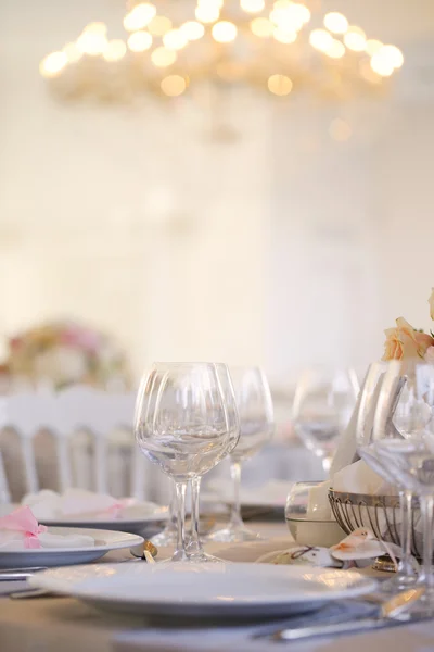 Close up picture of empty glasses in restaurant. Selective focus — Stock Photo, Image