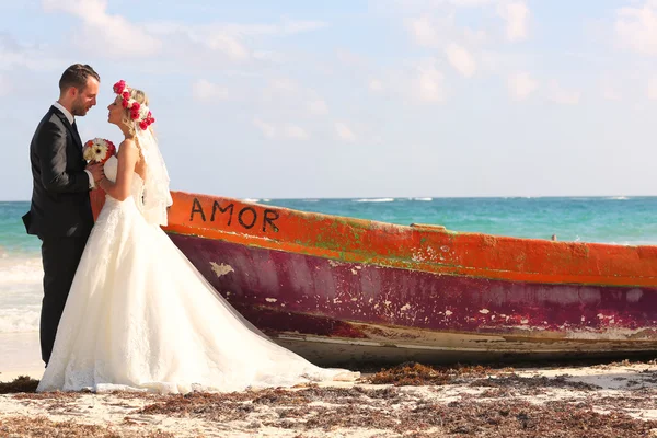 Encantadores novios abrazándose — Foto de Stock