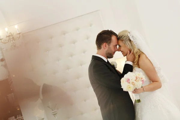 Mooie bruidsparen houden van elkaar — Stockfoto