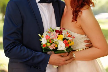 Parkta kucaklayan güzel gelin Çift