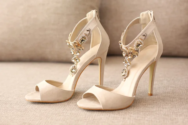 ソファの上の花嫁の highheel 靴 — ストック写真