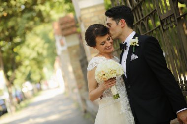 Güzel gelin ve damat açık kucaklayan