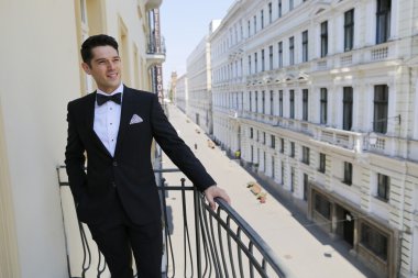 Balkonda zarif damat 