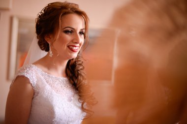 Düğün gününde gülümseyen güzel gelin