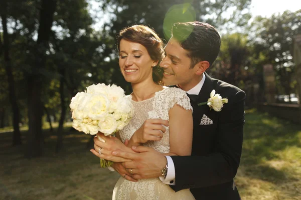 Mooie bruid en bruidegom buiten — Stockfoto