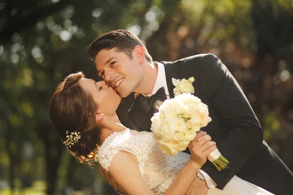 Hermosa novia y novio al aire libre — Foto de Stock