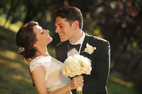Mooie bruid en bruidegom buiten — Stockfoto