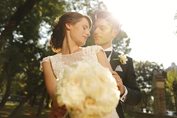 Beautiful bride and groom outdoor — Stock Photo, Image