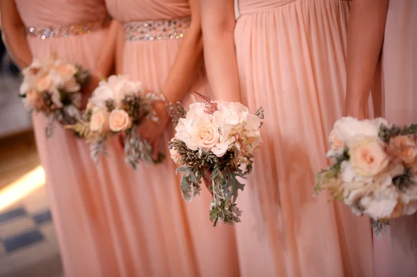 Demoiselles d'honneur tenant de beaux bouquets de mariée — Photo