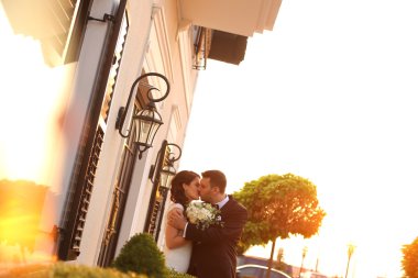 Güneş ışığında kucaklayan güzel gelin Çift