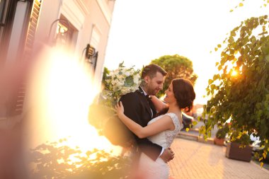 Güneş ışığında kucaklayan güzel gelin Çift