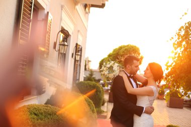 Güneş ışığında kucaklayan güzel gelin Çift