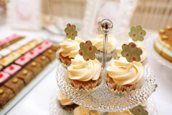 Delicious cupcakes on candy bar — Stock Photo, Image