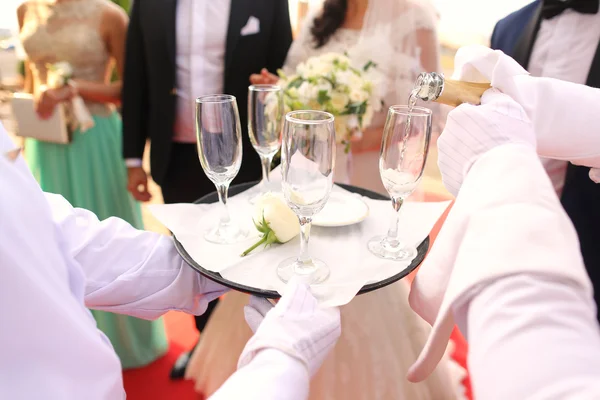 侍者倒香槟玻璃在婚宴 — 图库照片