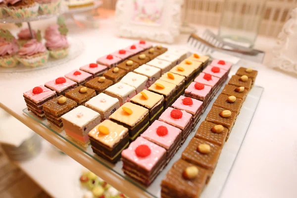 Deliciosos minicakes na barra de doces — Fotografia de Stock