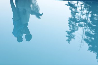 Gelin ve damadın su yansıma