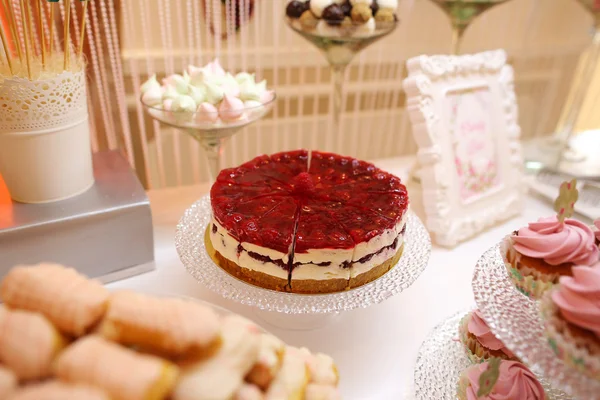 Doces deliciosos na barra de doces — Fotografia de Stock